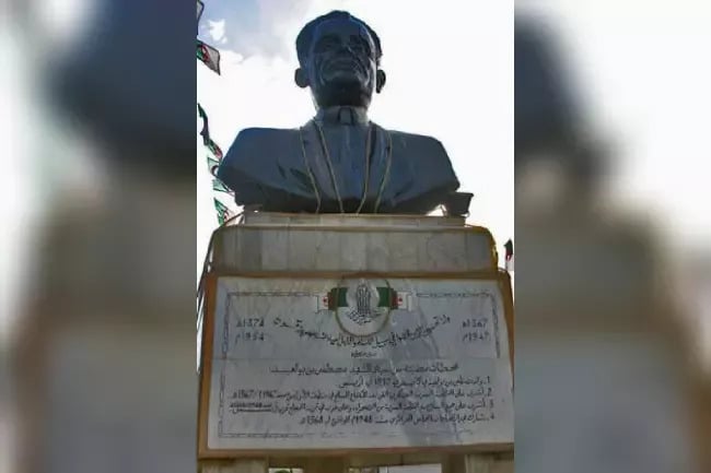 تمثال مصطفى بن بولعيد بأريس ولاية باتنة